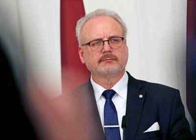 Президент Латвии призвал граждан не умирать от COVID-19 ради Рождества