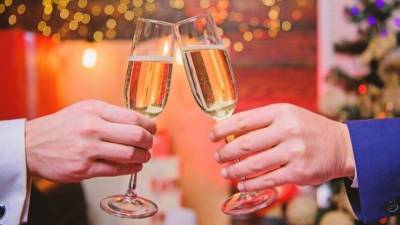 Привитым от коронавируса «разрешили» бокал шампанского в Новый год
