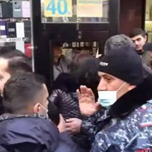 В Ереване протестующие перекрыли работу метро. Видео
