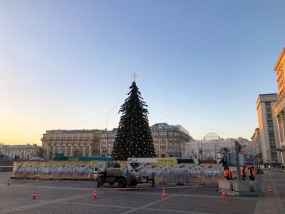 Новогоднюю елку высотой около 12 метров установили на Манежной площади