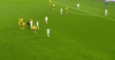 Подлость года: в Швеции футболисты схитрили, чтобы сорвать атаку соперника (видео)