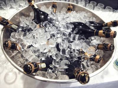 «Напиваться не надо»: сделавшим прививку от коронавируса россиянам разрешили выпить шампанское на Новый год