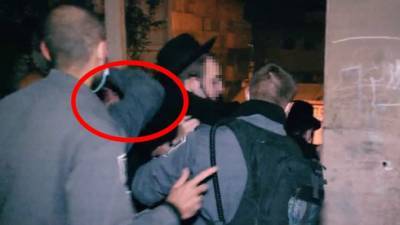 Видео: полицейский избил ортодокса до потери сознания в Иерусалиме
