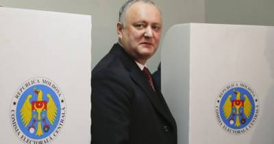 Додон проигнорировал Конституционный суд и ограничил полномочия избранного президента Молдовы