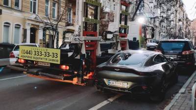 В центре Киева эвакуировали элитный Aston Martin: фото