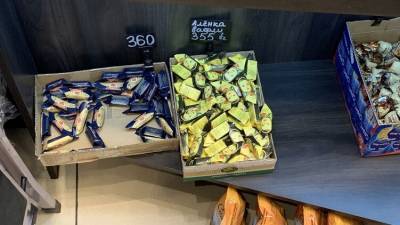 В Украине, игнорируя санкции, открыто торгуют российскими конфетами