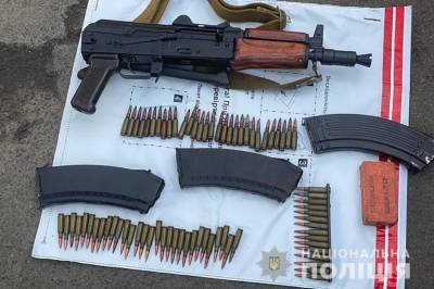 Полиция задержала группу военнослужащих ВСУ, которые торговали оружием