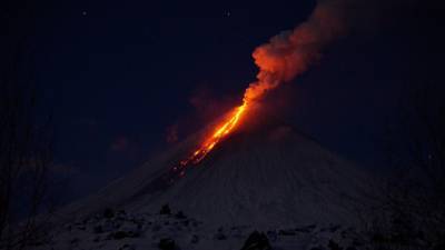 Лавовые потоки и столбы пепла: на Камчатке проснулся вулкан Ключевской