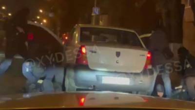 Нападение на женщину и угон авто: полицейские Одессы жестко задержали злоумышленников – видео