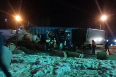 На трассе в Тверской области столкнулись три грузовика