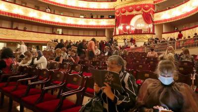 Новый рекорд по ковид-смертям, Смольный против общепита, театры вне локдауна: Петербург 8 декабря