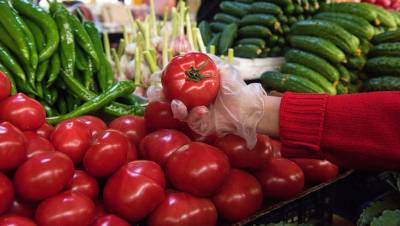 В России запретили ввоз томатов и яблок из Азербайджана