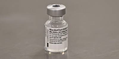 Нужны лекарства. Массовая вакцинация от коронавируса не поможет полностью остановить эпидемию — Bloomberg
