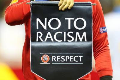 Команды ушли с поля в матче Лиги чемпионов из-за расистских оскорблений судьи