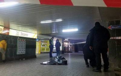 В центре Киева возле метро на мужчину напали с ножом
