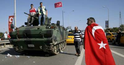 В Турции началась новая волна массовых арестов подозреваемых в причастности к путчу - tsn.ua - Турция - Измир