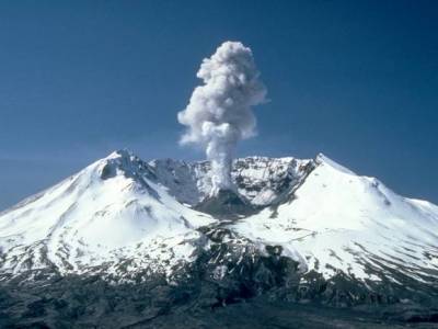 Курильский вулкан Эбеко выбросил пепел на 3,5 км