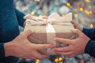 Подарки с отрицательной энергетикой: какие вещи не следует дарить близким
