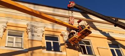 На дом-памятник в центре Петрозаводска вернули исчезнувшие при ремонте капители (ФОТОФАКТ)