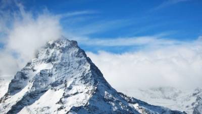 Остановилось дыхание: Российские туристы реанимировали альпинистку на Эльбрусе
