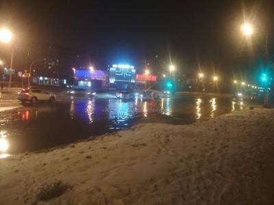 В Челябинске дорога на Чичерина превратилась в каток после коммунальной аварии