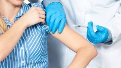 Аллергия, шок, смерть: Как алкоголь может влиять на состояние вакцинируемого от COVID