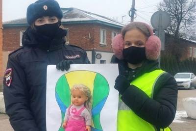 Полицейские и дети в Починке вышли на улицы с плакатами