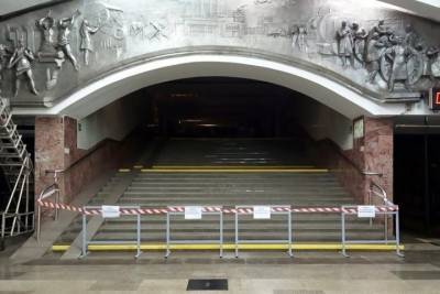 Спустя восемь месяцев пандемии на станции метро Уралмаш открыли второй выход для разведения потоков