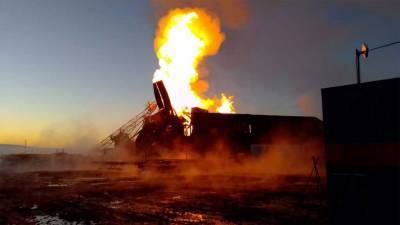 Фонтан огня с девятиэтажку: В Оренбургской области вспыхнула нефтяная скважина