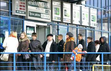 Белорусы массово забирают депозиты