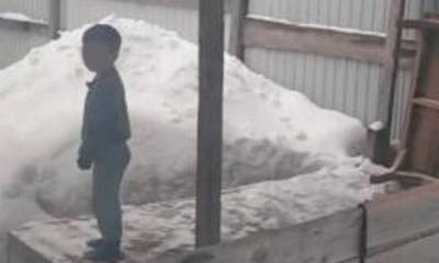 Мужчины выгнал двух маленьких детей на мороз из-за куска колбасы
