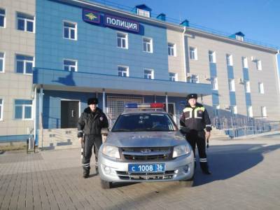Замерзающую пенсионерку спасли сотрудники ГИБДД в Воронежской области