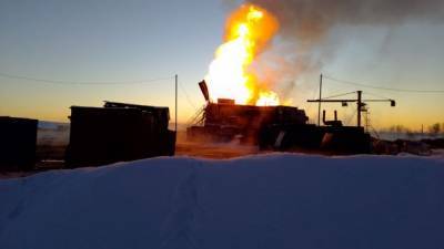 В Оренбургской области тушат пожар на нефтяной скважине
