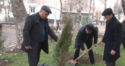 Сотрудники милиции вносят свой вклад в озеленение и благоустройство Душанбе