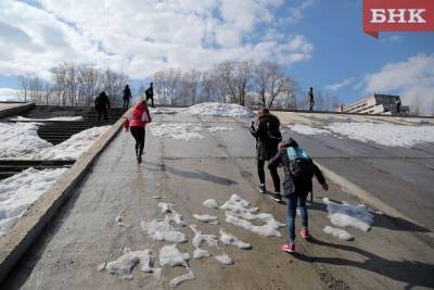 Двое детей провалились под лед на набережной в Сыктывкаре