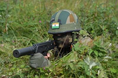Китай вдоль линии контроля границы с Индией возводит военные лагеря - СМИ