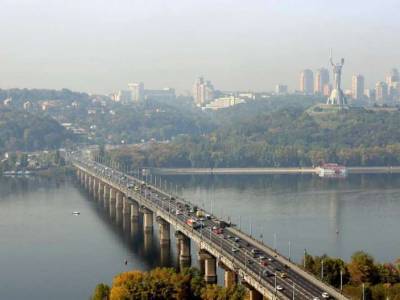 На мостах Киева образовались пробки