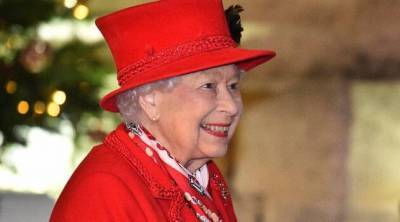 Королевская семья воссоединилась в Виндзоре: алый наряд Елизаветы II затмил даже Кейт Миддлтон