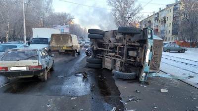 В Уфе в аварии с грузовиком пострадали четыре человека