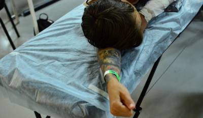 Американский врач-еврей спас пациента с нацистскими татуировками