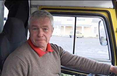 Водитель маршрутки отвез пассажира с инсультом в больницу и отдал свои деньги, – видео - 24tv.ua