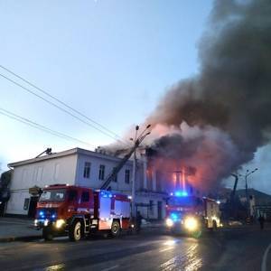 В центре Полтавы тушат пожар в здании кинотеатра. Фото