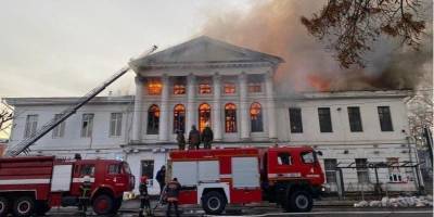 В Полтаве горит историческое здание, движение в центре перекрыто — фото, видео