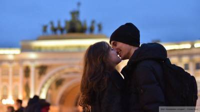 Опрос показал, что россияне стали меньше целоваться и улыбаться в 2020 году