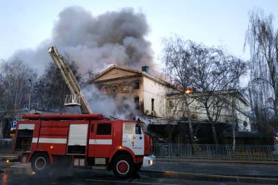 В Полтаве пожар охватил старинный дом дворянского собрания
