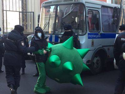 В Москве задержали активиста в костюме вируса гриппа