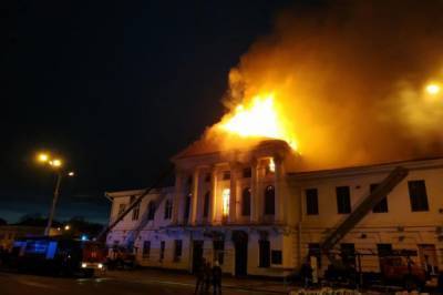 В центре Полтавы вспыхнуло историческое здание: пожарные больше пяти часов тушат пожар (фото, видео)