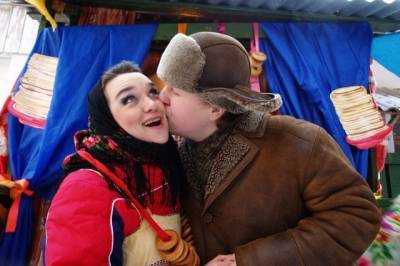 Россияне стали меньше целоваться - ВЦИОМ