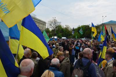 Обновленный Харьковский горсовет собирается на первое заседание: там уже утром митингуют