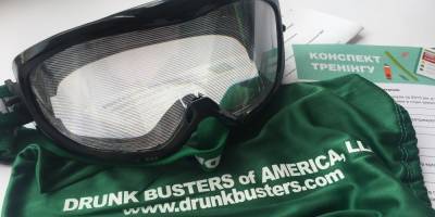 «Пьяными» глазами: как специальные очки помогают бороться с нетрезвым вождением